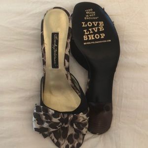 Unworn Beverly Feldman kitten heels